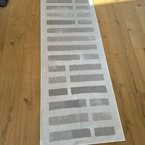 Laine Ivory and Natural Runner